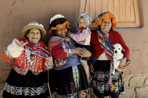 Joyeuses femmes sur le marché de Pisac - Pérou - 