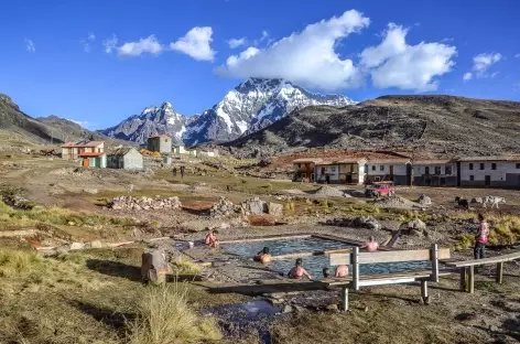 Agréable source chaude dans le village de Pacchanta - Pérou