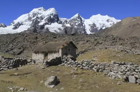 Cordillère Vilcanota, hameau andin et hauts sommets - Pérou