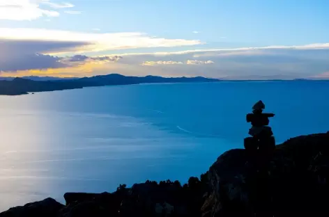 Lever de soleil depuis l'île d'Amantani - Pérou - 