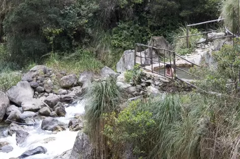 Source chaude au-dessus des eaux du rio Santa Teresa - Pérou