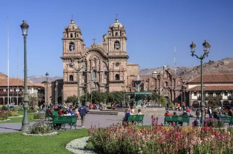 La place d'Armes de Cusco avec l'église de la Compagnie de Jésus - Pérou - 