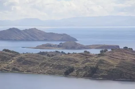 Vue sur les îles et la presqu'île de Capachica depuis le mirador Inca Karus - Pérou