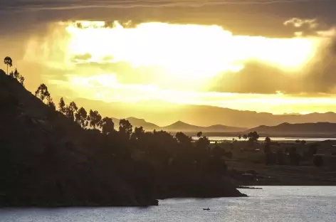 Coucher de soleil sur le lac Titicaca - Pérou - 