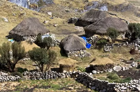 Maisons de pierre aux toits de chaume typique des Andes - Pérou
