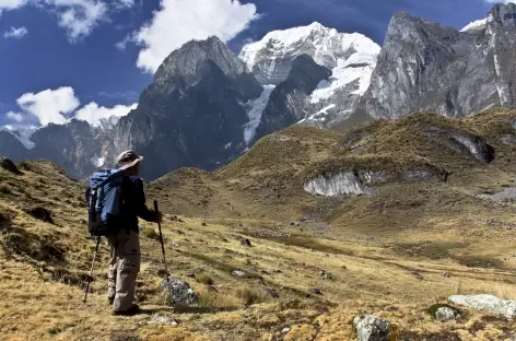 Pause contemplative face au Siula Grande (6356 m) - Pérou