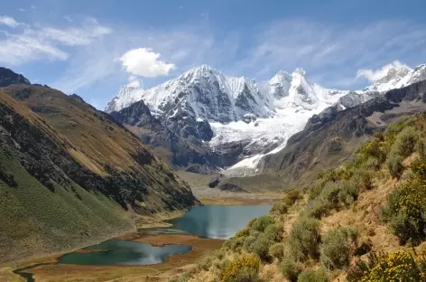 Le chemin domine la lagune Jahuacocha - Pérou