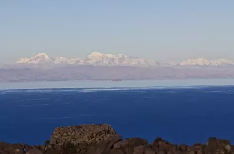 Vue sur la Cordillère Royale depuis les iles du lac Titicaca - Pérou