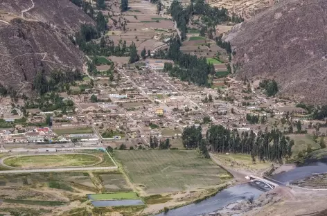 Vue sur le village de Lamay depuis Huchuy Qosqo - Pérou