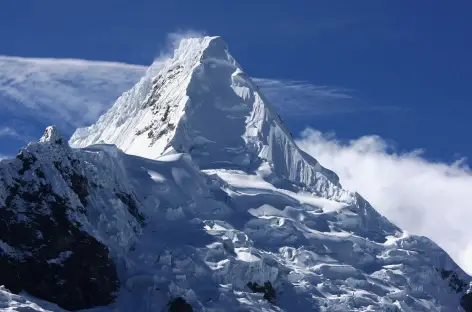 L'Alpamayo, considéré comme la plus belle montagne du monde !  Pérou - 