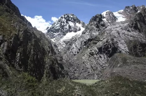 Petite lagune au pied du Taulliraju