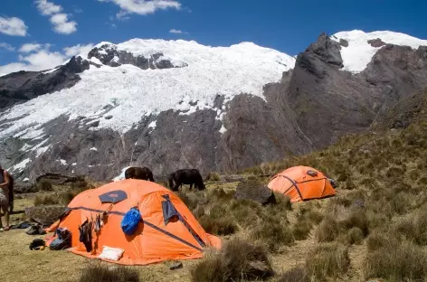 Le camp mirador face au Nevado Contrahierbas (6036 m) - Pérou