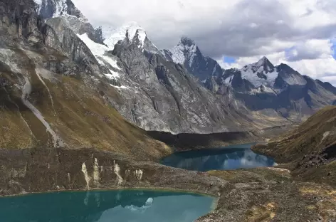 Succession de lagunes dans la vallée Siula - Cordillère Huayhuash - Pérou