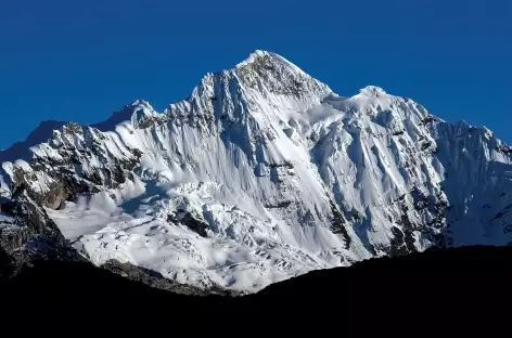 Vue sur le Paqcharaju (5751 m) en montant au col Tocclaraju (5050 m) - Pérou