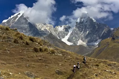 Vue sur le Jirishanca (6094 m), le Yerupaja Chico (6089 m), le Yerupaja (6617 m) et le Siula Grande (6344 m) - Pérou