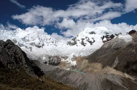 Descente dans la quebrada Cojup face au Pucaranra (6156 m) - Pérou
