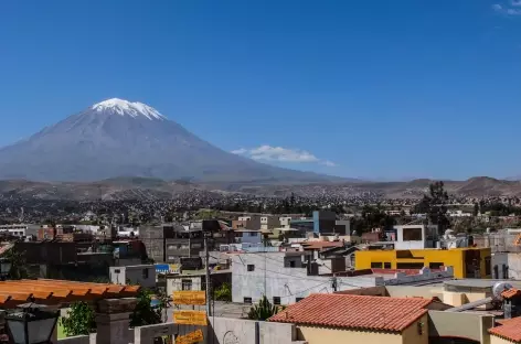 Arequipa dominé par le volcan Misti (5822 m) - Pérou - 