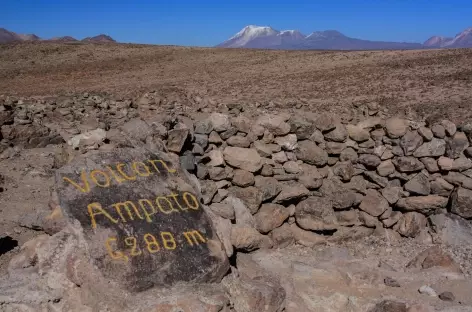 Vue sur les volcans enneigés depuis le col de Patapampa (4900 m) - Pérou - 