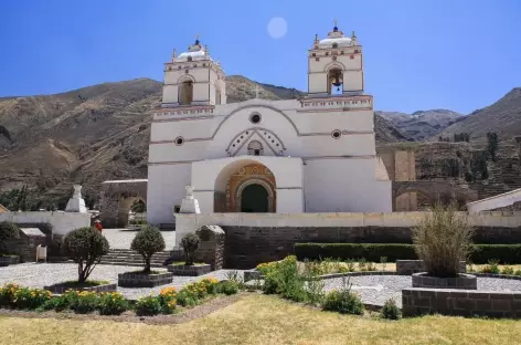 Eglise coloniale dans le canyon de Colca - Pérou - 