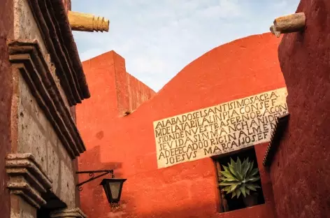 Arequipa, couleurs des façades du couvent Santa catalina - Pérou