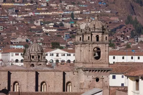 Panorama sur la cathédrale et les toits de tuile de Cusco - Pérou