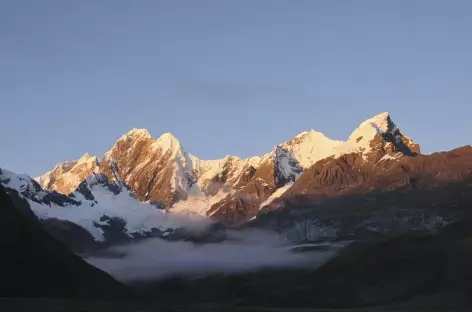 Lever de soleil sur les montagnes encadrant la lagune Miticocha - Pérou