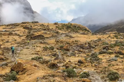 Magnifique chemin inca en descendant vers Huancacalle - Pérou