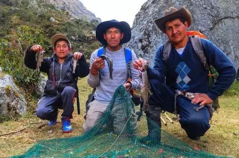Notre équipe pêche dans la rivière - Pérou