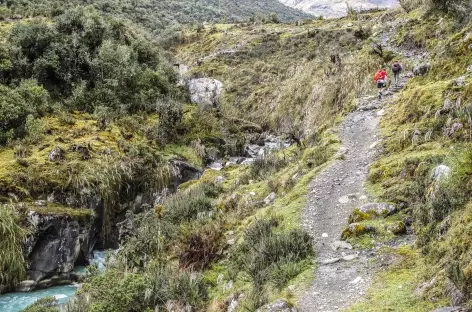 Marche sur le bord du rio Racachaca