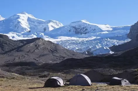 Camp face aux  nevados Chumpe - Pérou