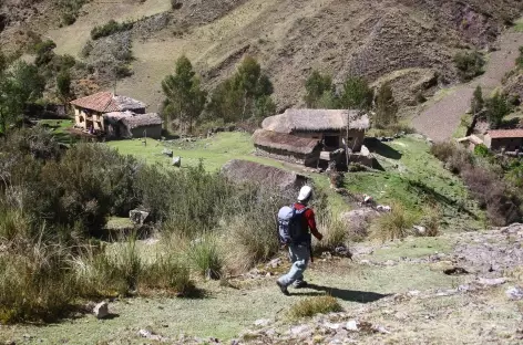 Traversée de hameaux vers la lagune Huecrucocha - Pérou