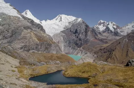 Lagunes multicolores et sommets glaciaires dans la montée au col Gara Gara - Pérou