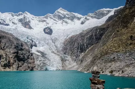 Le lac Arhueycocha au pied du cirque glaciaire du Pucajirca - Pérou