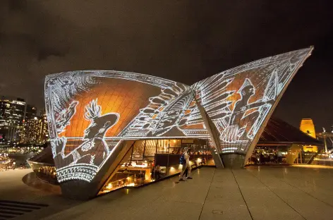 Sydney, illumination d'un dôme de l'Opéra la nuit