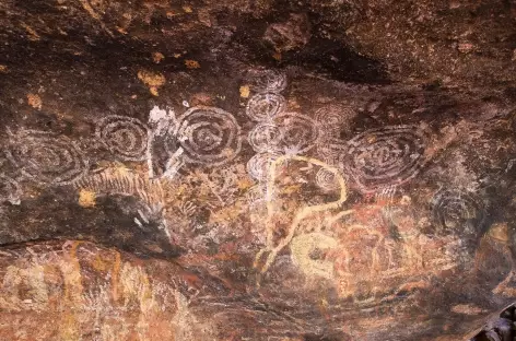 Peintures rupestres sur les flancs d'Uluru - 