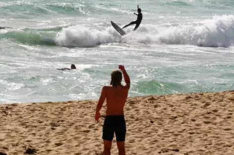 surfeurs sur la celebre plage de Bells Beach - Australie