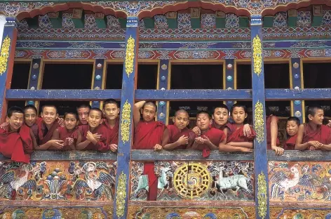Jeunes moines au balcon  - Bhoutan