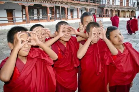 Récréation dans la cour du Dzong - Bhoutan