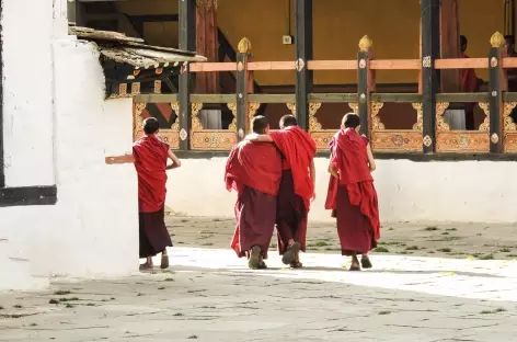 Dans les cours du Dzong de Paro - Bhoutan