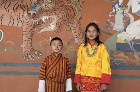 Jeunes bhoutanais dans le dzong de Paro - Bhoutan