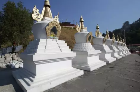 Chortens blancs près de Tashigang - Bhoutan