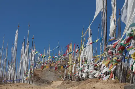 Drapeaux à prière au col entre Paro et Haa