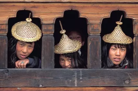 Jeunes filles de Laya avec leurs jolis chapeaux de bambou - Bhoutan
