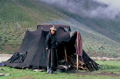 Gardienne de yaks près de Nulithang - Bhoutan