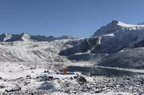 Camp de Tsochena après une nuit de neige - Bhoutan
