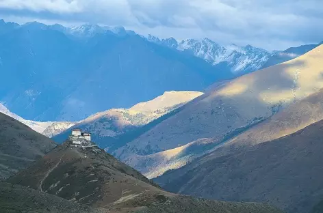 Première vision du dzong de Lingshi - Bhoutan