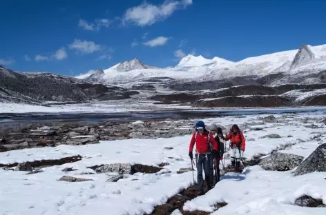 Marche après une nuit de neige - Bhoutan