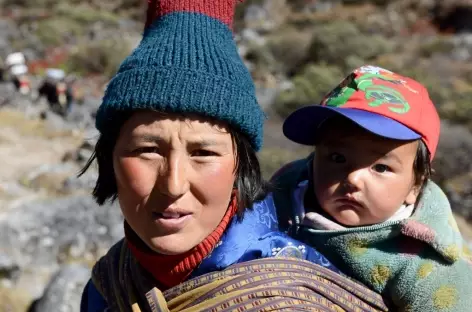 Deux générations de yakmen - Bhoutan