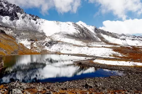 Petit lac sous le Tsome La où les divinités ont horreur du bruit ! Bhoutan