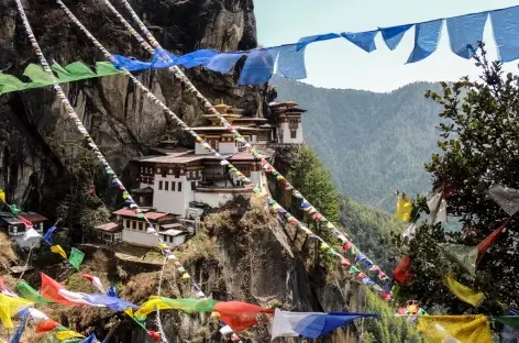Taktsang à travers les drapeaux de prière - Bhoutan